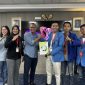 Foto: Ketua Komisariat PMII UPI Diky Alamsyah (kanan), saat menyerahkan dokumen policy brief terkait revitalisasi Pusat Informasi KKKS Migas kepada perwakilan SKK Migas wilayah Jabanusa di Surabaya