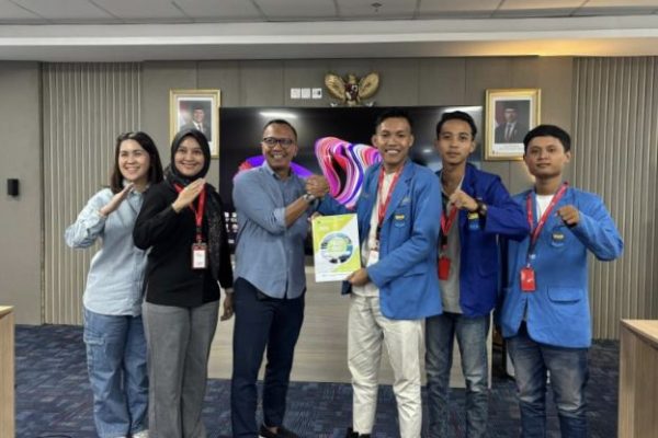 Foto: Ketua Komisariat PMII UPI Diky Alamsyah (kanan), saat menyerahkan dokumen policy brief terkait revitalisasi Pusat Informasi KKKS Migas kepada perwakilan SKK Migas wilayah Jabanusa di Surabaya