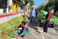 Foto: Anwar Syahroni Yusuf, Kepala Dinas Lingkungan Hidup Kabupaten Sumenep, saat memimpin langsung kegiatan bersih-bersih di Jalan Dipenogoro, Kecamatan Kota. @suaradara.com/Misrawi 