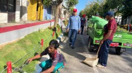 Foto: Anwar Syahroni Yusuf, Kepala Dinas Lingkungan Hidup Kabupaten Sumenep, saat memimpin langsung kegiatan bersih-bersih di Jalan Dipenogoro, Kecamatan Kota. @suaradara.com/Misrawi 