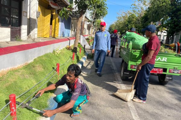 Foto: Anwar Syahroni Yusuf, Kepala Dinas Lingkungan Hidup Kabupaten Sumenep, saat memimpin langsung kegiatan bersih-bersih di Jalan Dipenogoro, Kecamatan Kota. @suaradara.com/Misrawi 