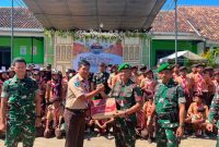 Foto: Mayor Infanteri Aditya Danang, Komandan Yonif TP 931 Ksatria Jokotole, saat kegiatan perkemahan dan memberikan sembako di yayasan Al-Islamiyah Desa Pakondang, Kecamatan Rubaru