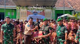Foto: Mayor Infanteri Aditya Danang, Komandan Yonif TP 931 Ksatria Jokotole, saat kegiatan perkemahan dan memberikan sembako di yayasan Al-Islamiyah Desa Pakondang, Kecamatan Rubaru