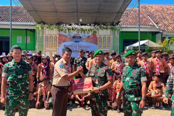 Foto: Mayor Infanteri Aditya Danang, Komandan Yonif TP 931 Ksatria Jokotole, saat kegiatan perkemahan dan memberikan sembako di yayasan Al-Islamiyah Desa Pakondang, Kecamatan Rubaru