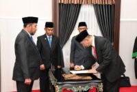 Bupati Sumenep Achmad Fauzi Wongsojudo saat menyaksikan pendandatangan berita acara pelantikan Kepala Inspektorat Sumenep