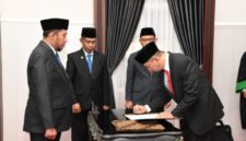 Bupati Sumenep Achmad Fauzi Wongsojudo saat menyaksikan pendandatangan berita acara pelantikan Kepala Inspektorat Sumenep