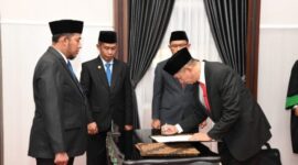 Bupati Sumenep Achmad Fauzi Wongsojudo saat menyaksikan pendandatangan berita acara pelantikan Kepala Inspektorat Sumenep