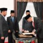 Bupati Sumenep Achmad Fauzi Wongsojudo saat menyaksikan pendandatangan berita acara pelantikan Kepala Inspektorat Sumenep