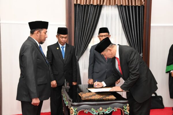 Bupati Sumenep Achmad Fauzi Wongsojudo saat menyaksikan pendandatangan berita acara pelantikan Kepala Inspektorat Sumenep