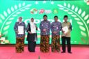 Foto: dr. Hj. Erliyati, M. Kes, Direktur Rumah Sakit Umum Daerah dr. H. Moh Anwar Sumenep (kiri) saat menerima penghargaan pada peringatan Hari Koperasi Nasional (Harkopnas)
