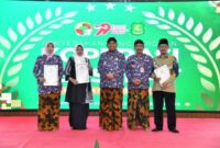 Foto: dr. Hj. Erliyati, M. Kes, Direktur Rumah Sakit Umum Daerah dr. H. Moh Anwar Sumenep (kiri) saat menerima penghargaan pada peringatan Hari Koperasi Nasional (Harkopnas)