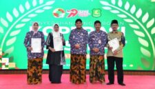 Foto: dr. Hj. Erliyati, M. Kes, Direktur Rumah Sakit Umum Daerah dr. H. Moh Anwar Sumenep (kiri) saat menerima penghargaan pada peringatan Hari Koperasi Nasional (Harkopnas)