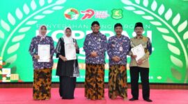 Foto: dr. Hj. Erliyati, M. Kes, Direktur Rumah Sakit Umum Daerah dr. H. Moh Anwar Sumenep (kiri) saat menerima penghargaan pada peringatan Hari Koperasi Nasional (Harkopnas)
