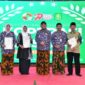 Foto: dr. Hj. Erliyati, M. Kes, Direktur Rumah Sakit Umum Daerah dr. H. Moh Anwar Sumenep (kiri) saat menerima penghargaan pada peringatan Hari Koperasi Nasional (Harkopnas)