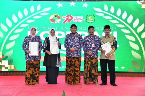 Foto: dr. Hj. Erliyati, M. Kes, Direktur Rumah Sakit Umum Daerah dr. H. Moh Anwar Sumenep (kiri) saat menerima penghargaan pada peringatan Hari Koperasi Nasional (Harkopnas)
