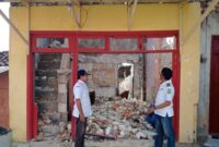 Foto: Bambang Risdiyanto, S.H., M.A.P, Camat Nonggunung (kanan) saat meninjau langsung kondisi rumah warga yang menjadi korban kebakaran pada 2025 di Desa Sokarammi Paseser, Kecamatan Nonggunong @suaradara.com