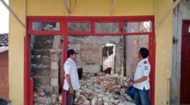 Foto: Bambang Risdiyanto, S.H., M.A.P, Camat Nonggunung (kanan) saat meninjau langsung kondisi rumah warga yang menjadi korban kebakaran pada 2025 di Desa Sokarammi Paseser, Kecamatan Nonggunong @suaradara.com