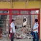 Foto: Bambang Risdiyanto, S.H., M.A.P, Camat Nonggunung (kanan) saat meninjau langsung kondisi rumah warga yang menjadi korban kebakaran pada 2025 di Desa Sokarammi Paseser, Kecamatan Nonggunong @suaradara.com