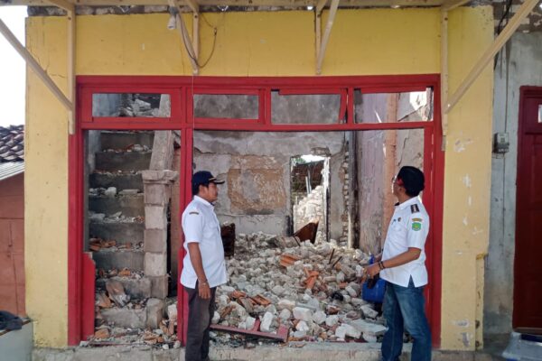 Foto: Bambang Risdiyanto, S.H., M.A.P, Camat Nonggunung (kanan) saat meninjau langsung kondisi rumah warga yang menjadi korban kebakaran pada 2025 di Desa Sokarammi Paseser, Kecamatan Nonggunong @suaradara.com