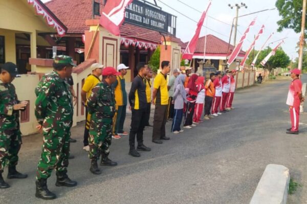 Kebersamaan lintas instansi di bawah komando Camat Nonggunong. Lewat kurvei bersama, mereka mengajak masyarakat menghidupkan kembali budaya bersih dan semangat gotong royong. @suaradara.com
