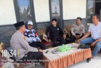 Foto: AKP Agus Sugito, S.H., M.H., Kapolsek Bluto bersama ajaran saat bersilaturahmi ke kediaman tokoh masyarakat sekaligus praktisi hukum Bambang Hodawi, S.H. @suaradara.com