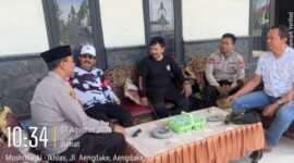Foto: AKP Agus Sugito, S.H., M.H., Kapolsek Bluto bersama ajaran saat bersilaturahmi ke kediaman tokoh masyarakat sekaligus praktisi hukum Bambang Hodawi, S.H. @suaradara.com
