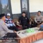 Foto: AKP Agus Sugito, S.H., M.H., Kapolsek Bluto bersama ajaran saat bersilaturahmi ke kediaman tokoh masyarakat sekaligus praktisi hukum Bambang Hodawi, S.H. @suaradara.com