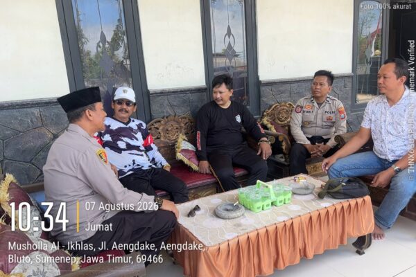 Foto: AKP Agus Sugito, S.H., M.H., Kapolsek Bluto bersama ajaran saat bersilaturahmi ke kediaman tokoh masyarakat sekaligus praktisi hukum Bambang Hodawi, S.H. @suaradara.com
