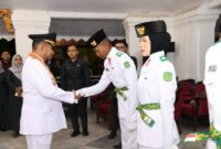Foto: Salah satu anggota Paskibraka Sumenep 2026 berjabat tangan dengan Bupati Sumenep, Achmad Fauzi Wongsojudo usai prosesi pengukuhan @Suaradara.com