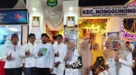 Sesi foto bersama Camat Nonggunung Bambang Risdiyanto (dua dari kiri) Bupati Sumenep Achmad Fauzi Wongsojudo (tengah) usai mengunjungi stand Kecamatan Nonggunung @Suaradara.com