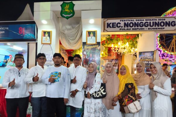 Sesi foto bersama Camat Nonggunung Bambang Risdiyanto (dua dari kiri) Bupati Sumenep Achmad Fauzi Wongsojudo (tengah) usai mengunjungi stand Kecamatan Nonggunung @Suaradara.com