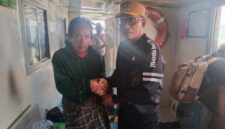 Bambang Risdiyanto, Camat Nonggunung (kanan) bersama dengan Azdan, nelayan asal Dusun Manok, Desa Sonok yang ditemukan di Karimunjawa Kabupaten Jepara saat berada di dalam KMP Wicitra Dharma 1 di pelabuhan Kalianget. @Suaradara.com