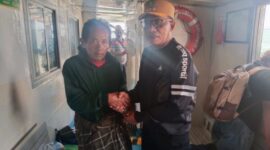 Bambang Risdiyanto, Camat Nonggunung (kanan) bersama dengan Azdan, nelayan asal Dusun Manok, Desa Sonok yang ditemukan di Karimunjawa Kabupaten Jepara saat berada di dalam KMP Wicitra Dharma 1 di pelabuhan Kalianget. @Suaradara.com