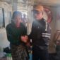 Bambang Risdiyanto, Camat Nonggunung (kanan) bersama dengan Azdan, nelayan asal Dusun Manok, Desa Sonok yang ditemukan di Karimunjawa Kabupaten Jepara saat berada di dalam KMP Wicitra Dharma 1 di pelabuhan Kalianget. @Suaradara.com