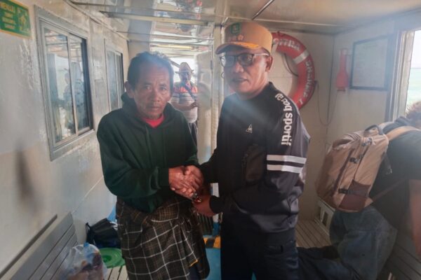 Bambang Risdiyanto, Camat Nonggunung (kanan) bersama dengan Azdan, nelayan asal Dusun Manok, Desa Sonok yang ditemukan di Karimunjawa Kabupaten Jepara saat berada di dalam KMP Wicitra Dharma 1 di pelabuhan Kalianget. @Suaradara.com