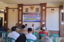 Farid, Pj Kades Gunggung (tengah berkopyah hitam) saat memimpin pelaksanaan Musyawarah Desa (Musdes) dalam rangka penyusunan Rancangan Rencana Kerja Pemerintah Desa (RKPDes) Tahun 2027 dan Daftar Usulan RKPDes (DU RKPDes) Tahun 2028 @Suaradara.com