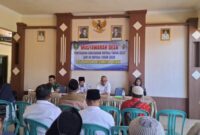 Farid, Pj Kades Gunggung (tengah berkopyah hitam) saat memimpin pelaksanaan Musyawarah Desa (Musdes) dalam rangka penyusunan Rancangan Rencana Kerja Pemerintah Desa (RKPDes) Tahun 2027 dan Daftar Usulan RKPDes (DU RKPDes) Tahun 2028 @Suaradara.com