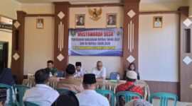 Farid, Pj Kades Gunggung (tengah berkopyah hitam) saat memimpin pelaksanaan Musyawarah Desa (Musdes) dalam rangka penyusunan Rancangan Rencana Kerja Pemerintah Desa (RKPDes) Tahun 2027 dan Daftar Usulan RKPDes (DU RKPDes) Tahun 2028 @Suaradara.com