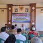 Farid, Pj Kades Gunggung (tengah berkopyah hitam) saat memimpin pelaksanaan Musyawarah Desa (Musdes) dalam rangka penyusunan Rancangan Rencana Kerja Pemerintah Desa (RKPDes) Tahun 2027 dan Daftar Usulan RKPDes (DU RKPDes) Tahun 2028 @Suaradara.com