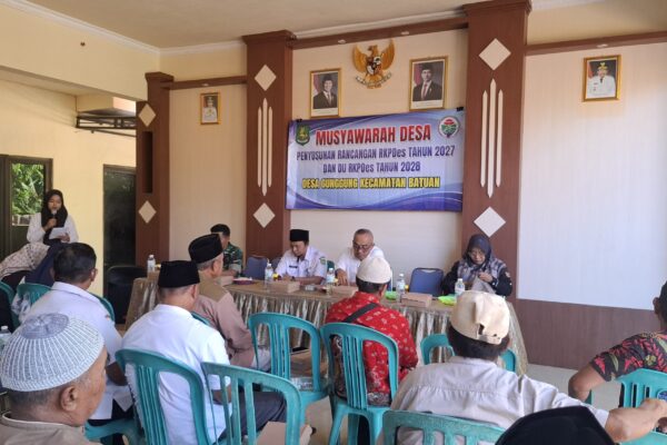 Pemerintah Desa Gunggung saat pelaksanaan Musyawarah Desa (Musdes) penyusunan Rancangan Rencana Kerja Pemerintah Desa (RKPDes) Tahun 2027 @Suaradara.com