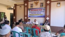 Pemerintah Desa (Pemdes) Gunggung, saat menggelar Musyawarah Desa (Musdes) dalam rangka penyusunan Rancangan Rencana Kerja Pemerintah Desa (RKPDes) Tahun 2027 dan Daftar Usulan RKPDes (DU RKPDes) Tahun 2028 @Suaradara.com