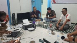 Pengurus Asosiasi Wartawan Demokrasi Indonesia (AWDI) Sumenep saat diskusi terkait rencana penerapan e-voting Pilkades Tahun 2027 @Suaradara.com