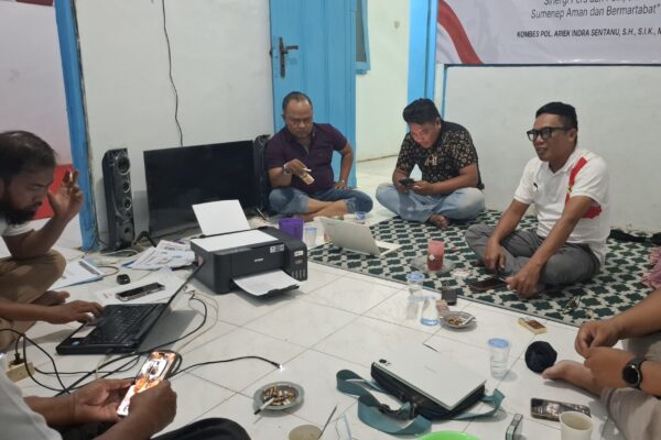Pengurus Asosiasi Wartawan Demokrasi Indonesia (AWDI) Sumenep saat diskusi terkait rencana penerapan e-voting Pilkades Tahun 2027 @Suaradara.com