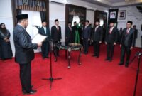 Bupati Sumenep Achmad Fauzi Wongsojudo saat melantik dan mengambil sumpah/janji empat Kepala OPD @Suaradara.com