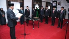 Bupati Sumenep Achmad Fauzi Wongsojudo saat melantik dan mengambil sumpah/janji empat Kepala OPD @Suaradara.com