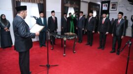 Bupati Sumenep Achmad Fauzi Wongsojudo saat melantik dan mengambil sumpah/janji empat Kepala OPD @Suaradara.com
