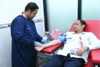 Foto: Sekretaris Daerah (Sekda) Kabupaten Sumenep, Agus Dwi Saputra, saat donor darah di PMII Sumenep @Yasik Media Center