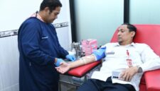 Foto: Sekretaris Daerah (Sekda) Kabupaten Sumenep, Agus Dwi Saputra, saat donor darah di PMII Sumenep @Yasik Media Center
