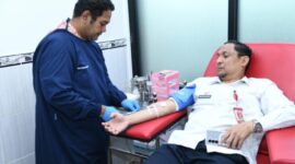 Foto: Sekretaris Daerah (Sekda) Kabupaten Sumenep, Agus Dwi Saputra, saat donor darah di PMII Sumenep @Yasik Media Center