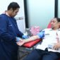 Foto: Sekretaris Daerah (Sekda) Kabupaten Sumenep, Agus Dwi Saputra, saat donor darah di PMII Sumenep @Yasik Media Center